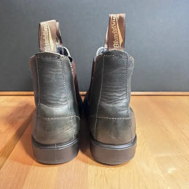 Blundstone Boots Men’s Size 9.5 US or Women’s US Size 12 in Men's Shoes in Calgary - Image 4