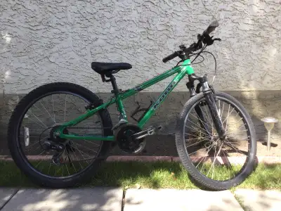 21 speed Shimano rapid fire shifters; 24 inch rims/tires; SCU sr suntour front fork suspension; Shim...