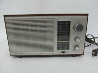 Vintage Realistic AM/FM Table Radio Model No. 12-695