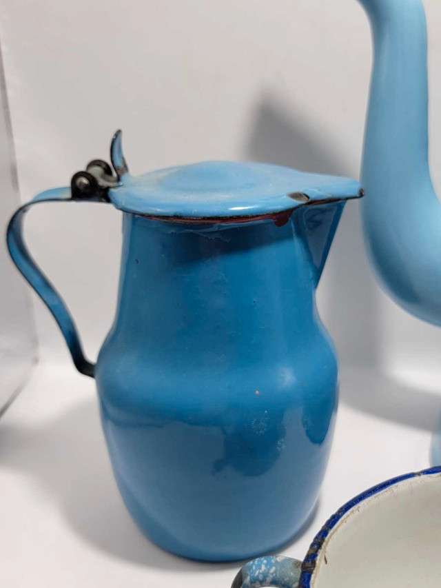 Vintage enamel ware in Kitchen & Dining Wares in Oshawa / Durham Region - Image 4