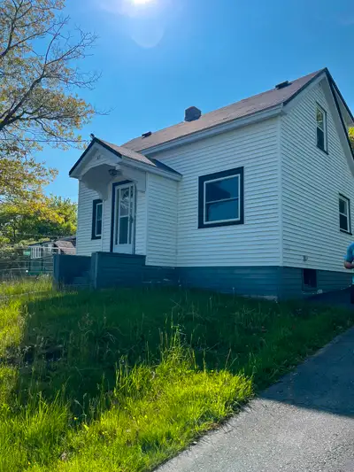 DOG FRIENDLY - 3 BED + DEN/ 2 BATH  HOUSE - YARD - DARTMOUTH