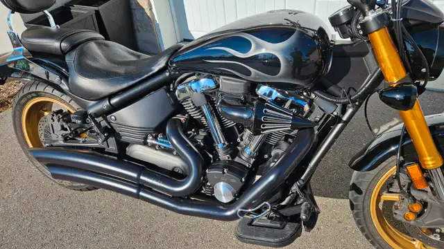 Yamaha Roadstar Warrior 2010 in Touring in West Island - Image 4