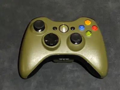 Selling my old Halo 3 edition Xbox 360 controller. The controller is in good condition overall (see...
