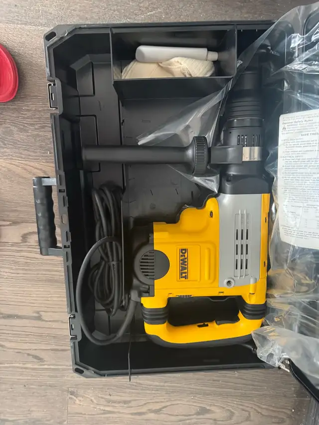 dewalt 1 7/8” SDS max hammer in Power Tools in Oshawa / Durham Region - Image 2