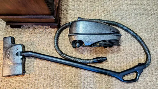 TriStar canister vacuum cleaner with powerhead and accessories in Vacuums in Winnipeg - Image 8