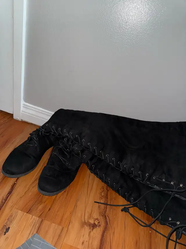 Women’s Boots in Women's - Shoes in Calgary - Image 9