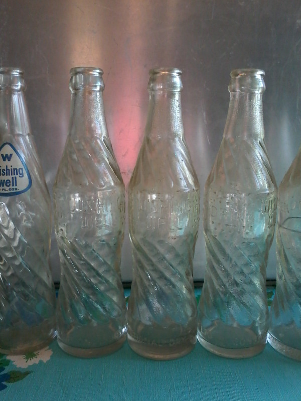 Six Vintage Wishing Well pop bottles 1940-70 variants 10oz,11oz. in Arts & Collectibles in Cambridge - Image 2