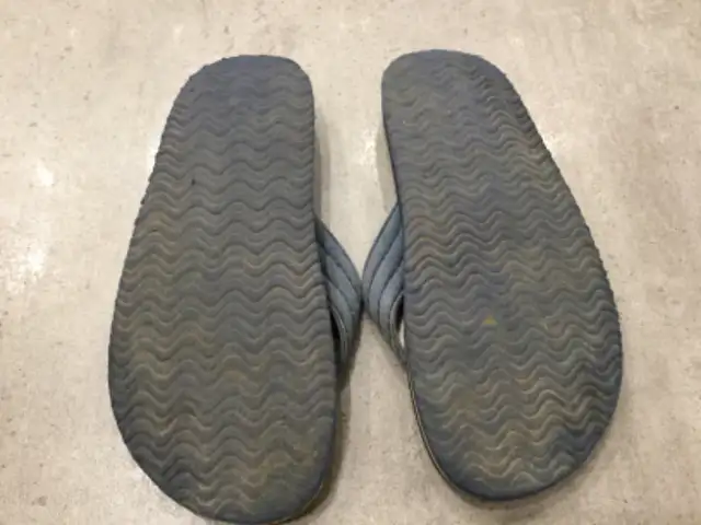 Souliers d’eau gr. 9-10 ou gougounes 3-4; beach shoes in Kids & Youth in Longueuil / South Shore - Image 7