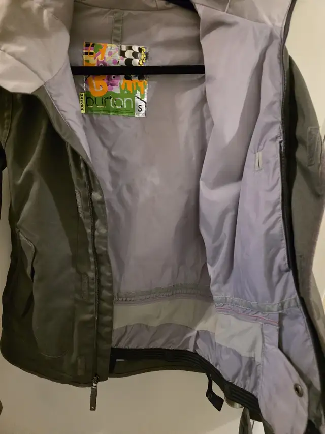 Burton Snowboard/ Ski  jacket  womans small in Women's - Tops & Outerwear in Edmonton - Image 6