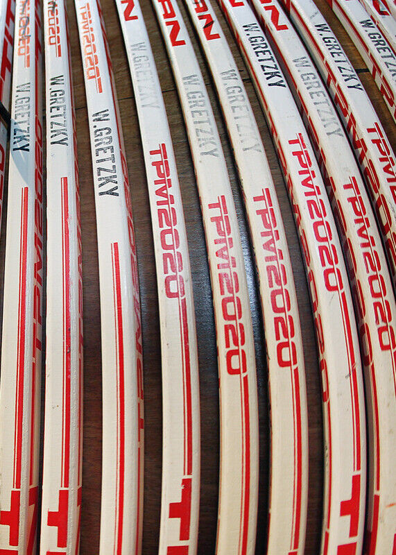 WAYNE GRETZKY - Sticks / autographs / cards in Arts & Collectibles in Edmonton