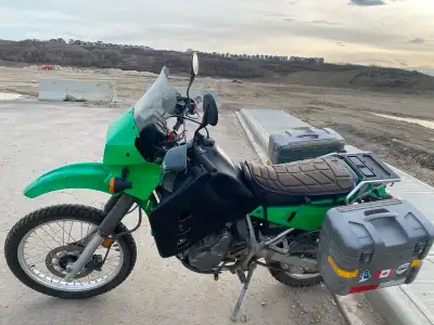 No trades! This reliable, well-loved, and trail-ready Kawasaki KLR650 features a 650cc engine and is...
