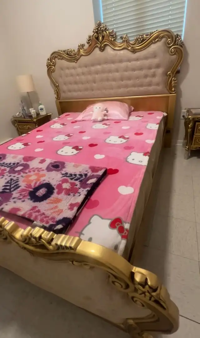 Queen size bed beautiful Glam Baroque last chance!!! in Beds & Mattresses in City of Montréal - Image 2