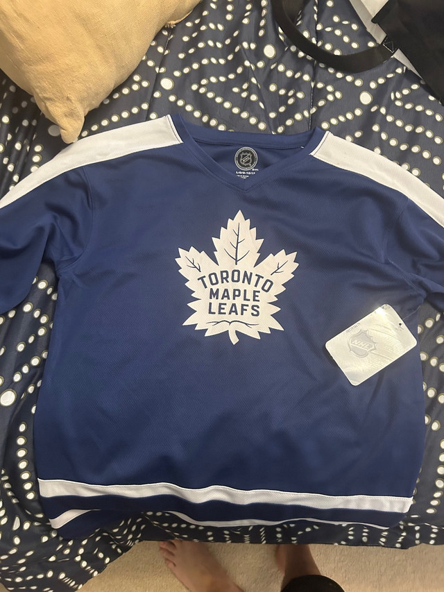 Boys leaf jersey size 10-12. Boys canadiens jersey size 4-7 in Kids & Youth in St. Catharines - Image 4