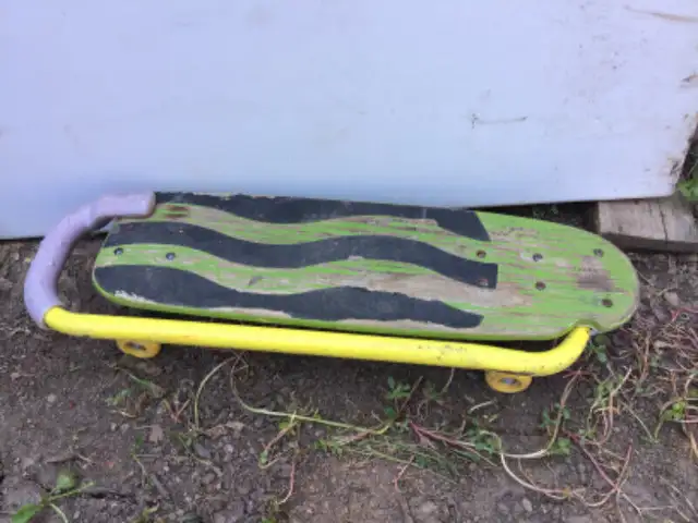 Scateboard with handle -  good solid condition in Other in Oakville / Halton Region - Image 4