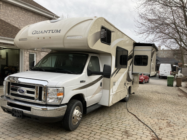 Motorisé Quantum Ford GR22, 2017 dans VR et caravanes  à Laval/Rive Nord