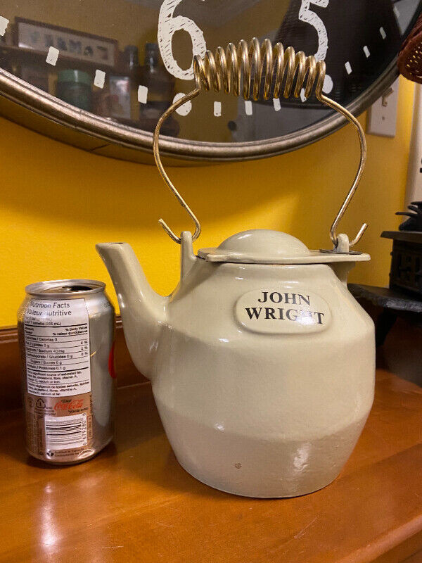 Vintage John Wright Beige Enamel Cast Iron Kettle/Teapot/Rustic in Arts & Collectibles in Oshawa / Durham Region - Image 2