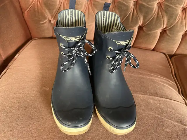 Wind River rubber boots size 9