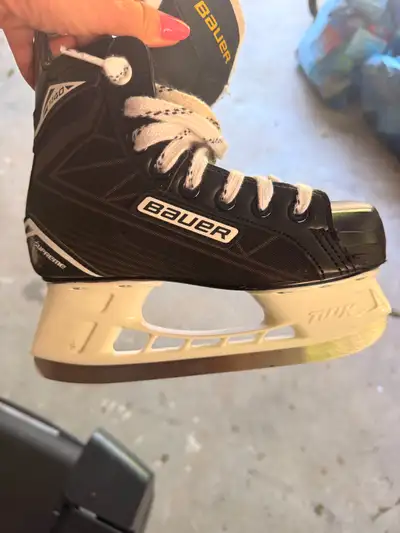 Bauer Supreme S140 Hockey Skates - Youth Size 3 - Excellent Cond, View more
