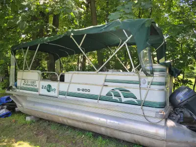 SUN PARTY ,TUBE D'ALUMINIUM DE 20PO DIA MOTEUR YAMAHA 25 hp. toit campeur, plus toile d'amarrage, So...