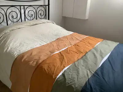 Couette et housse de couette grandeur Queen achetées chez Simons Servie à peine 2 mois Payé 200$ + t...