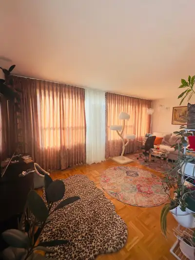 Ideally located in the Annex, with immediate access to UofT. Fully furnished with everything needed....