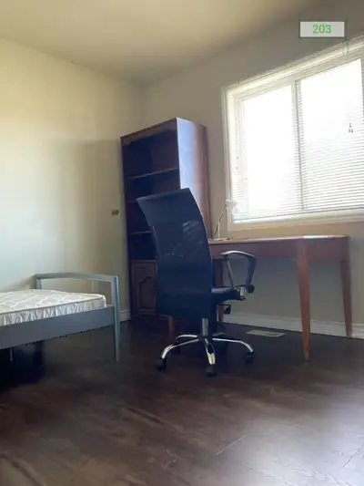 Location: 41 Norfolk St S 5-minute walk to McMaster ITB building Bus stops (routes 1, 5, 10, 51) rig...