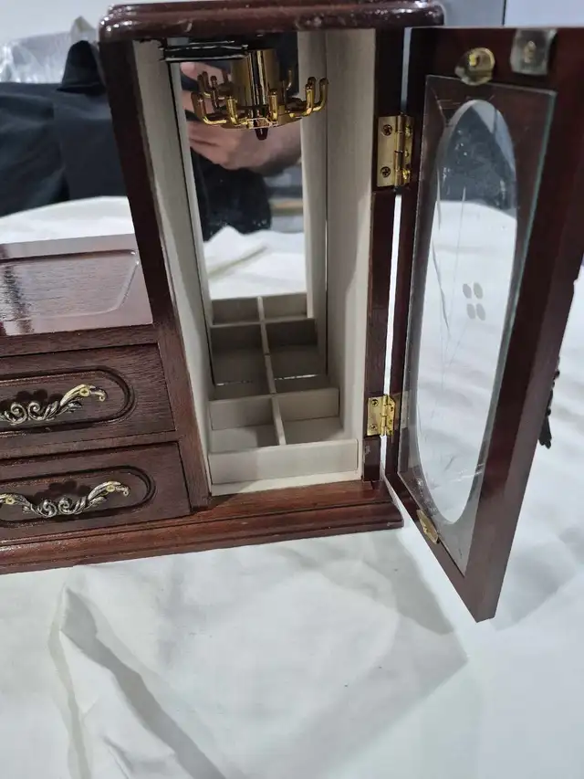 Vintage Style Wooden Jewelry Armoire Cabinet w/ Drawers & Neckl in Home Décor & Accents in City of Toronto - Image 7
