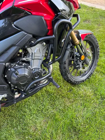 Showroom condition with just under 4000 km. Givi engine guard, Givi crash bar, motion pegs, Givi tou...