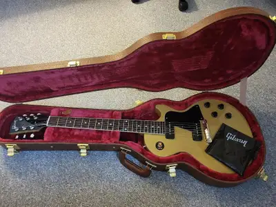 6 month old brand new condition Gibson les paul special yellow tv with case 1980 $ no trades