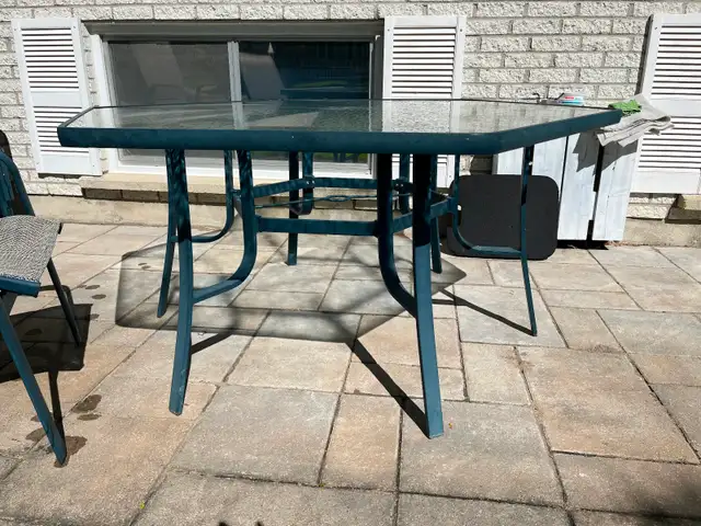 Table de jardin en aluminium et verre in Patio & Garden Furniture in Longueuil / South Shore - Image 4