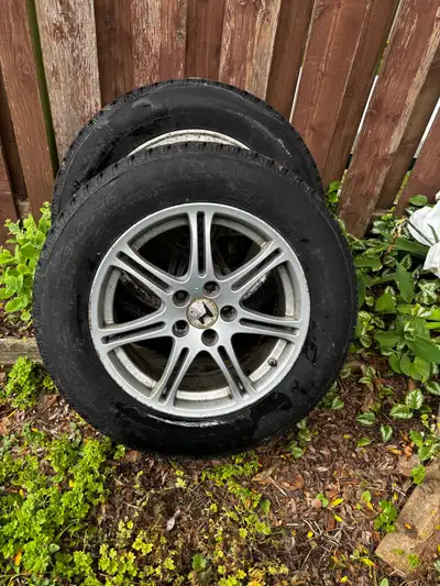 225/65R/17” Winter tires on aluminum rims. Used to be on Hobda CRV but you can change the logo on th...