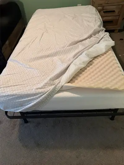 This is a used twin bed frame, great for a smaller room or a child's bedroom. It's sturdy and reliab...