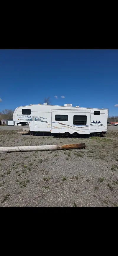 2006 fifth wheel camper for sale ownership says 26 foot but its actually 31 foot in good shape outsi...