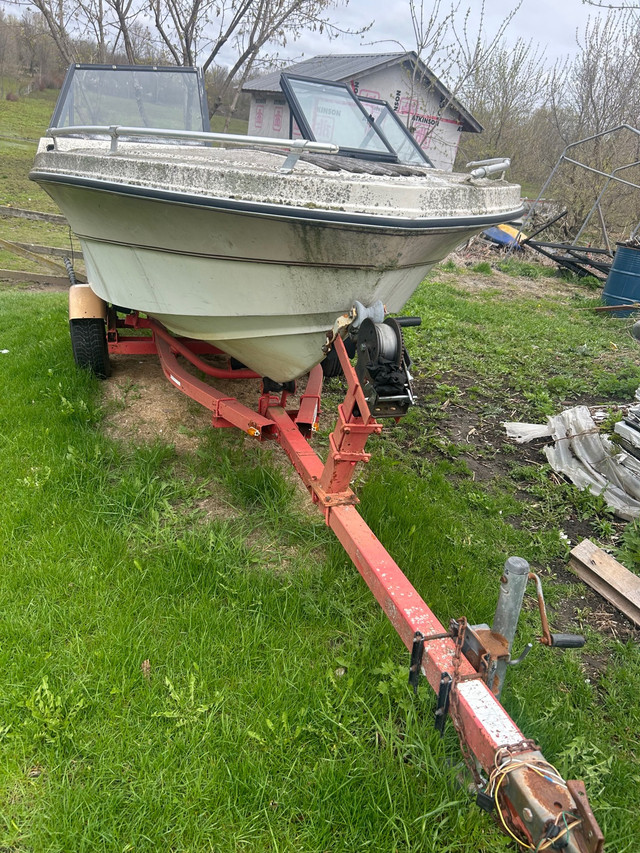 Boat and trailer  in Powerboats & Motorboats in Napanee