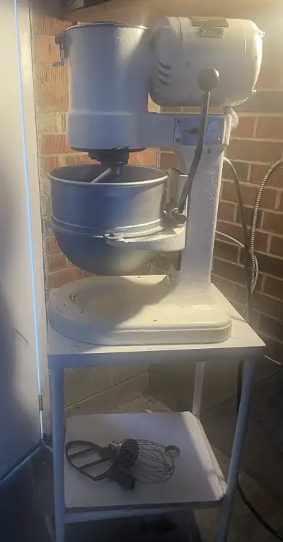 Canadian Made CRYPTO PEERLESS DOUGH MIXER MODEL Q20 working great Comes with attachments 120 V singl...