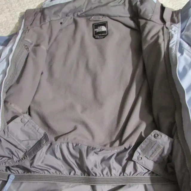 The North Face - Women's Jacket in Women's - Tops & Outerwear in Saskatoon - Image 7