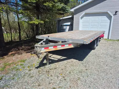 Trailer plateforme. Suspension independante. Double essieux. Tires 10 plis. Peu servis. Freamer pour...