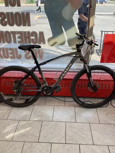Vélo de marque Jamis Modèle Durango 1 21 vitesses Mesure 25 pouces des pédales au siège Inventaire 3...