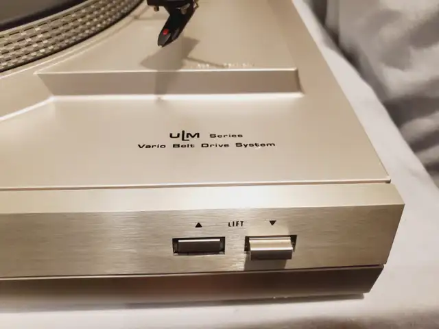 vintage dual CS-508 turntable record player in Stereo Systems & Home Theatre in Mississauga / Peel Region - Image 7