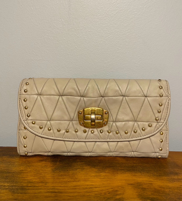 Miu Miu Soft Leather Quilted Wallet Gold studs Color - Ecru7.75  dans Femmes - Sacs et portefeuilles  à Ville de Montréal - Image 2