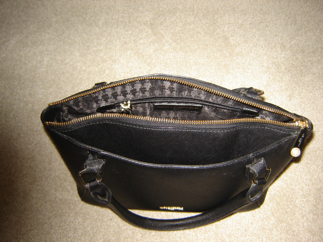 Black Purse With Shoulder Strap in Women's - Bags & Wallets in St. Catharines - Image 4