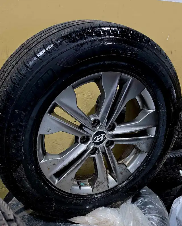 a vendre 4 Jantes Hyundai avec pneus ete Michelin's 235-65r17 in Tires & Rims in City of Montréal - Image 2