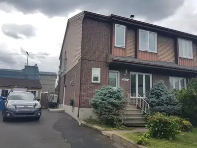 Maison à étage, 3 ch, 2,5 salle de bain sous-sol et cour a louer
