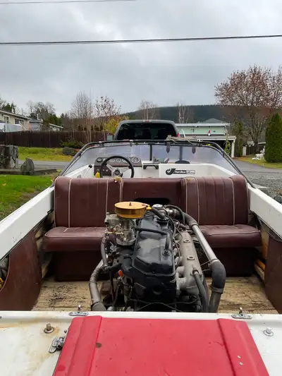 Marinized 6 cylinder, 4.1 litre motor, includes heat exchanger, some instrumentation and electronic...