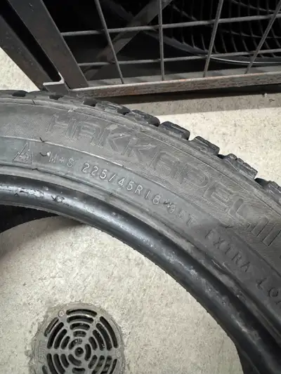 Nokian pneus hiver 225/45/18 10/32 all 4