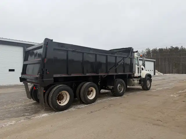 Mack Granite Dump Truck in Heavy Trucks in Oshawa / Durham Region - Image 4