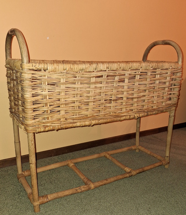 Wicker Stand in Home Décor & Accents in Windsor Region