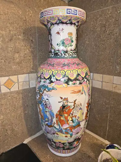 Sublimez votre intérieur avec ce grand vase décoratif chinois en porcelaine, orné de motifs traditio...