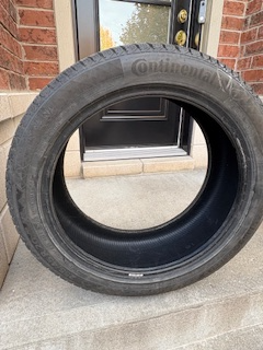 4 pneus d'hiver Continental Viking contact 255/45R20 usure 8/32nds. Les pneus étaient sur un Audi Q5...