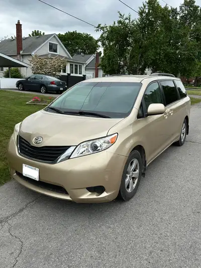 2011 Toyota Sienna Minivan. LE. 2.7L I4 engine. 1-owner. Front-wheel drive. 224,286 kms as of postin...